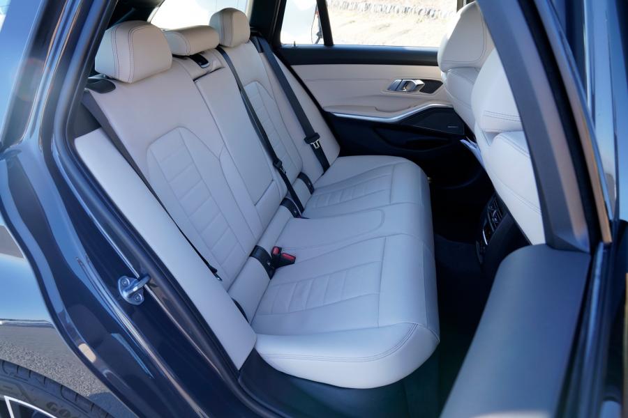 Интерьер BMW 320d xDrive Touring M Sport (G21) 2019 года  (JP) (фото 3 из 28)